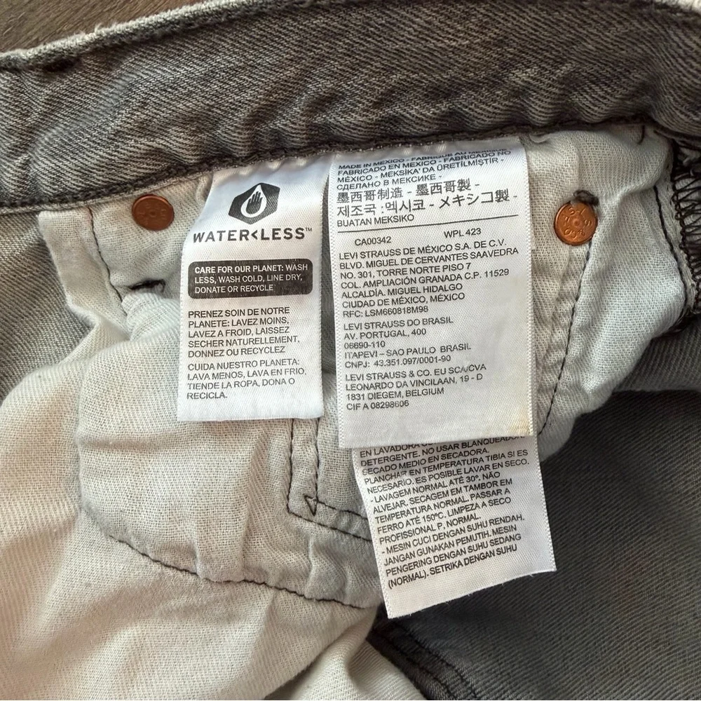 Levis these could